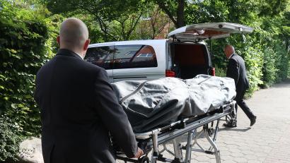 Symbolbild: Bodo Marks/dpa
Während des Abendessens wurde im Seniorenheim St. Konrad eine verstorbene Person durch den Speisesaal transportiert. Der Verstorbene wurde wie hier auf dem Symbolbild auf einer Trage von einem Bestattungsunternehmen abgeholt.