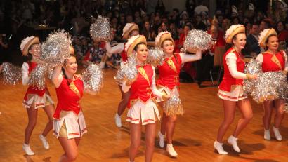 Bild: Hirsch
Nabbi-Nabbi-Helau: Die Cheerleaders der Nabburger Prinzengarde tänzeln durch die Nordgauhalle.