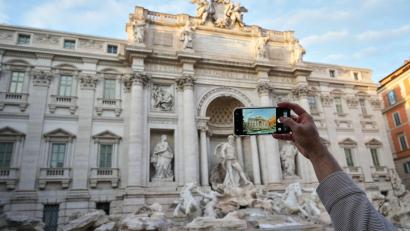 Bild: Andrew Medichini/AP/dpa
Der Besuch des Trevi-Brunnens kostet Touristen künftig zwei Euro. (Archivbild)