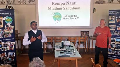 Bild: ld
Werner Brunner wurde bei seinem Vortrag von Pater Julius Johnrose unterstützt. Er ist auch Mitglied im Verein.