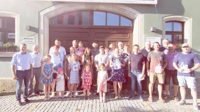 Bild: Karl Ziegler
Die Markträte vom Hauptausschuss um Bürgermeister Reiner Gäbl mit den Eltern und Kindern.