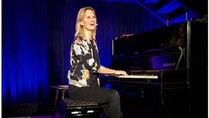 Bild: prh
Vom ersten Blick an war die Klavier-Kabarettistin und Liedermacherin Lucy van Kuhl dem Schafferhof-Publikum sympathisch. Tiefgründig, wortgewandt und mit treffsichereren Pointen beschäftigte sie sich mit dem zweiten Blick, der hinter die Fassade geht.