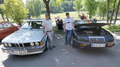 Bild: gz
Zwei Mitglieder der Oldtimerfreunde Lukahammer mit ihren Schätzen: Erhard Wittmann mit seinem BMW Coupé (Baujahr 1984) und Dieter Siegler mit seinem amerikanischen Chrysler Le Baron von 1991.
