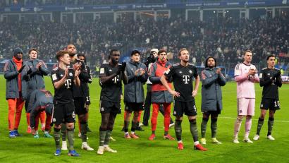 Bild: Marcus Brandt/dpa
Dank an die Fans nach dem 2:2: Die Spieler des FC Bayern München.