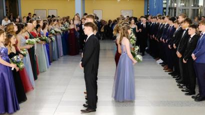 Bild: do
42 Tanzpaare aus den 10. Klassen des Gymnasiums Eschenbach verzauberten beim Tanzkurs-Abschluss in der Aula Eltern und Publikum. Festlich gewandet eröffneten die jungen Damen und Herren die spektakuläre Ballnacht mit der anmutigen Fächer-Polonaise von Johann Strauss.