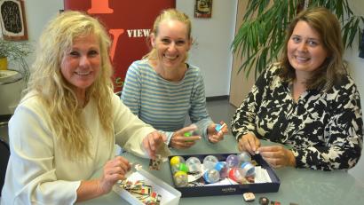 Bild: jr
Rektorin Claudia Strobel-Dietrich (links) sowie die Lehrerinnen Sandy Wendt (Mitte) und Eva Gleißner zeigen die "Billyballs“, mit denen der neue Kunstautomat gefüttert wird. Gefüllt sind die Kugeln jeweils mit kleinen Kunstwerken.