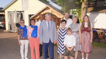 Bild: fvo
Monika Kuhn (Vorne Mitte) feiert ihren 80. Geburtstag - mit dabei Gratulanten und ihre Familie mit Tochter Barbara (Zweite von rechts) und Bürgermeister Josef Beimler, die ebenfalls jeweils ihren Geburtstag feiern.