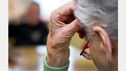Symbolbild: Patrick Pleul/dpa
Ältere Menschen mit ausgeprägten Gedächtnislücken oder Demenz sollten nicht mehr Autofahren.