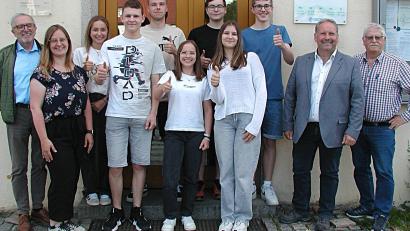 Bild: ld
Der neue Jugendgemeinderat mit Jugendbürgermeister Simon Glowka (vorne, Zweiter von links) und Stellvertreterin Hannah Fröbrich (vorne rechts). Bei der konstutuierenden Sitzung waren alle drei Bürgermeister anwesend sowie Jugendbeauftragte Maria Söllner (vorne, links)