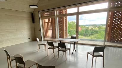 Bild: Josef Glas
Künftiger Trauraum im Haus der Biodiversität. Noch ohne Deko und Blumenschmuck, aber mit reizvollem Blick ins Grüne.