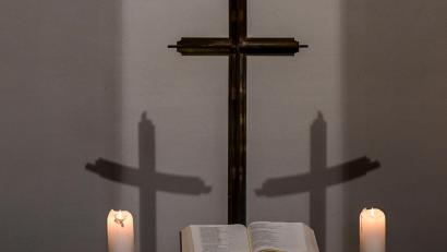 Symbolbild: Jens Kalaene/dpa
Die Pfarrei Kemnath wird zum 1. September mit der Pfarrgemeinschaft Kastl-Waldeck zusammengelegt.