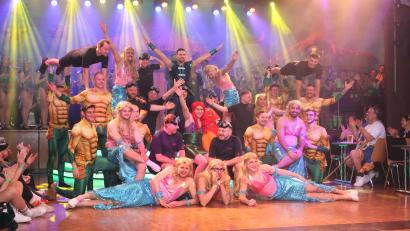 Bild: Josef Pilfusek
Was für eine tolle Einlage der Fußballer beim Lumpenball. Die Kicker bekommen viel Applaus für ihren Auftritt.