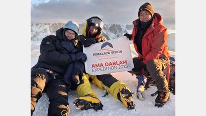 Bild: Dominik Gößner
Geschafft! Nach einem beschwerlichen Aufstieg hat Dominik Gößner (links) den Gipfel der 6810 Meter hohen Ama Dablam erreicht. Mit im Bild sind sein Begleiter aus der Schweiz (Mitte) sowie ihr Sherpa.