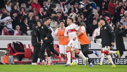 Bild: Harry Langer/dpa
Ermedin Demirovic jubelt nach seinem Tor zum 1:0.