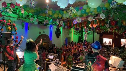 Bild: aub
Nicht nur Dank der "Tropics" ist beim "Weiberball" in dem zum blühenden Garten umgewandelten Jugendwerk "alles im grünen Bereich".