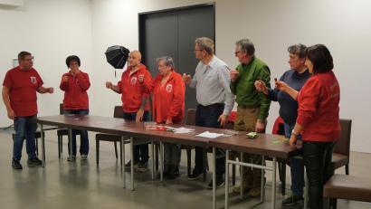 Bild: Julia Benkhardt
Zur Feier von Paulas 59. Geburtstag kommt das gesamte Ensemble bei der Probe am "gedeckten" Tisch zusammen: Otmar Kraus, Marina Beer, Christian Duschl, Marion Müller, Bernhard Beer, Wolfgang Rahn, Ulrike Heid und Manuela Weber (von links).