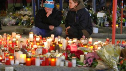 Bild: Antonio Calanni/AP/dpa
Einen Monat nach dem Inferno in Crans-Montana ist ein 18-Jähriger im Krankenhaus gestorben