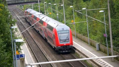 Symbolbild: Jonas Walzberg/dpa
Etliche Züge zwischen Schwandorf und Regensburg fallen am Sonntag wegen eines Schienenbruchs am Bahnübergang Klardorf aus.