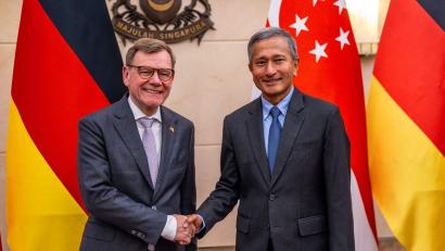 Bild: Jens Büttner/dpa
Außenminister Johann Wadephul (CDU) besucht zum Auftakt seiner Reise nach Südostasien und in die Pazifikregion den Stadtstaat Singapur. Dort trifft er seinen Amtskollegen Vivian Balakrishnan.