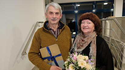 Bild: Grübel/Prösl Bau
Mit etwas Wehmut blickt Max Geigenmüller auf 50 Arbeitsjahre bei der Firma Prösl-Bau zurück. Dennoch freut er sich mit Ehefrau Maria auf die nun folgenden schöpferischen Jahre im Ruhestand. Im Rahmen einer Abschiedsfeier dankten dem Arbeitsjubilar und seiner Familie Firmenchef Stephan Prösl und Seniorchef Gerhard Prösl.