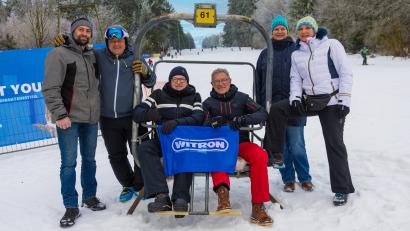 Bild: exb
Die Unterstützer des Fördervereins „Natur – Nah – Erleben am Fahrenberg e.V.“ gemeinsam mit Ulrich Schlosser (dritter von rechts), WITRON HR-Mentor, setzen gemeinsam ein Zeichen für den Erhalt und die Weiterentwicklung des Freizeit- und Sportgebiets am Fahrenberg.