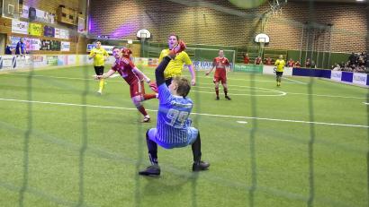Bild: Hubert Ziegler
Tor für den 1. FC Neukirchen (rote Trikots) gegen den SV Kauerhof (gelbe Trikots) beim Herrrenturnier am Samstagabend.