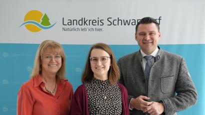 Bild: Laura Kohl
Landrat Thomas Ebeling und Cornelia Kiener von der Seniorenfachstelle des Landkreises Schwandorf stellten die GutePflegeLotsin Theresa Krämer (Mitte) vor.