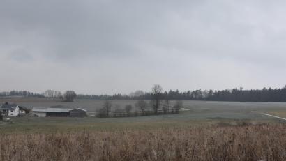 Bild: Ernst Frischholz
Rechts oben am Wald ist der Solarpark geplant. Links befindet sich das der Anlage am nächsten liegende Roschauer Anwesen.