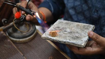 Bild: Prabhat Kumar Verma/ZUMA Press Wire/dpa
Nach der Rekordrally sackte der Goldpreis zuletzt wieder ab. (Archivbild)