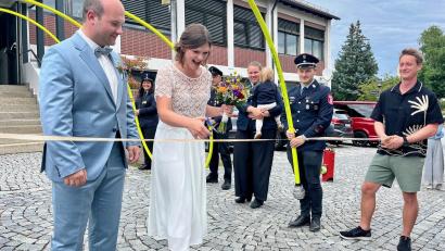 Bild: Gabi Schönberger
Der Weg ist nun frei für ein gemeinsames Leben. Marco Saller und Stefanie Rebhan freuen sich nach ihrer standesamtlichen Trauung über die Glückwünsche der Feuerwehr Oberwildenau.