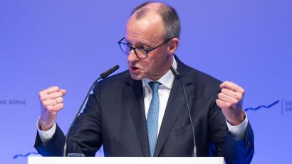 Bild: Boris Roessler/dpa
Seit Jahren ringt die Europäische Union um einen gemeinsamen Kapitalmarkt, in dem bürokratische Hürden zwischen den EU-Staaten fallen. Kanzler Merz fordert Tempo.