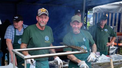 Bild: wlr
Wesentlich entspannter ging es den Grillmeistern in diesem Jahr, denn das Wetter war angenehmer für stundenlanges Grillen. Trotzdem ist es ein harter Job, der jedoch der guten Laune offenbar nichts anhaben kann.