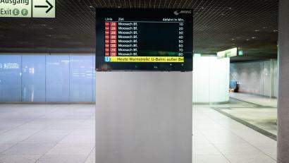 Bild: Lukas Barth-Tuttas/dpa
Eine Anzeigetafel in München.