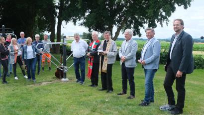 Bild: Fred Lehner
Zahlreiche Gäste waren bei der Segnung des Pumptracks und der Outdoor-Fitnessgeräte auf dem Sportgelände an der Plößberger Straße mit dabei.