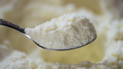 Bild: Armin Weigel/dpa
Ein Löffel mit Baby-Milchpulver. (ILLUSTRATION)