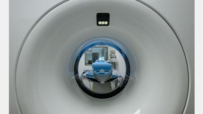 Bild: Patrick Pleul/dpa
Das Bild zeigt einen Computertomographen.