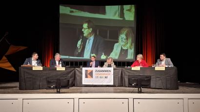 Bild: esc
Bei der Podiumsdiskussion der Kolpingfamilie Erbendorf stellten sich die Bürgermeisterkandidaten Matthias Fütterer (von links) und Bernhard Schmidt sowie David Frischholz (von rechts) und Petra Thomas den Fragen von Wolfgang Benkhardt. Anita Benkhardt hatte die Zeit im Blick.