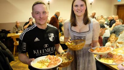 Bild: do
Beim Schinkenfest in der Kulmstadt triumphierte die Lust auf Herzhaftes. Das Serviceteam hatte alle Hände voll zu tun, um "Hannis" Geselchtes unters Volk zu bringen.