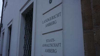 Symbolbild: jut
Ein Polizeibeamter aus dem Landkreis Schwandorf muss sich am Landgericht Amberg einem Prozess stellen. Ihm wird sexueller Missbrauch von Kindern vorgeworfen.