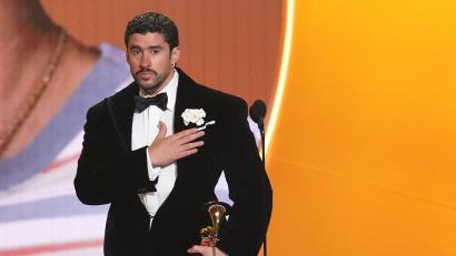 Bild: Chris Pizzello/Invision/AP/dpa
Bad Bunny nimmt den Preis für das Album des Jahres entgegen.