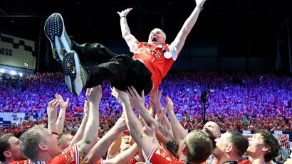 Bild: Sina Schuldt/dpa
Trainer Nikolaj Jacobsen wird von seinen Spielern gefeiert.