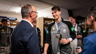 Bild: Guido Bergmann/Presse- und Informationsamt der Bundesregierung/dpa
Bundeskanzler Friedrich Merz gratuliert Deutschlands Handballern in der Kabine.