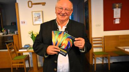 Bild: ubb
Verleger Eckard Bodner aus Speinshart hat die neue Anthologie der Grenzlandschreiber zum 10. Geburtstag der Interessengemenschaft verlegt. Nun kann das Buch in den Buchhandlungen erworben werden.