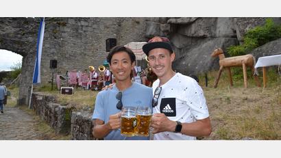 Archivbild: mr
Eric Frenzel (rechts) und Akito Watabe bei einem Besuch des Japaners auf der Burgruine in Flossenbürg. Beide sind dicke Freunde.