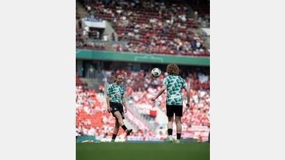 Bild: Fabian Strauch/dpa
Stürmerin Emöke Papai (links) wechselt von Bremen nach München. (Archivbild)