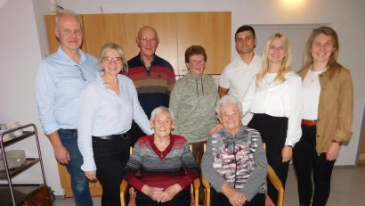 Bild: whü
Maria Horn (vorne rechts) im Kreise ihrer engsten Familie und Freunde mit Joachim Hübner, Lucia Horn, Josef Hofmann, Käthe Gebhard, Ingrid Hofmann, Nico Lautner, Rebecca Fürst und Katharina Fürst (von links).