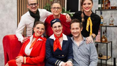 Bild: Glowka
Schauspieler von Boeing Boeing v. links hinten: Max Hars, Veronika Kraus, Elena Reiß. Vorne von links: Julia Kraus, Sarah Glowka und Tobias König.