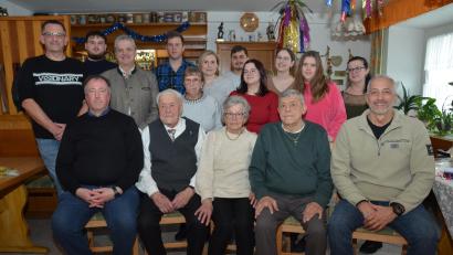 Bild: dob
Ein seltenes und ganz besonderes Jubiläum durfte Michael Hummer (sitzend, Zweiter von links) am Sonntag begehen: seinen 90. Geburtstag. Seine Söhne, Enkel und Urenkel ließen ihn hochleben.