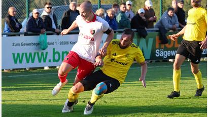 Archivbild: Dieter Jäschke
Trikottausch: Johannes Renner (links) tauscht zur neuen Saison das Trikot der SpVgg Trabitz wieder gegen das der SV Grafenwöhr.