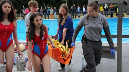 Bild: kro
Der Nachwuchs der Wasserwacht Waldsassen demonstriert die Rettung eines Verletzten vom Wasser bis zum Krankenwagen.